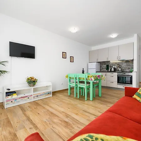 Appartamento Malerisches Nur 280 Meter Zum Mit Grill, Klima, Wifi Umago